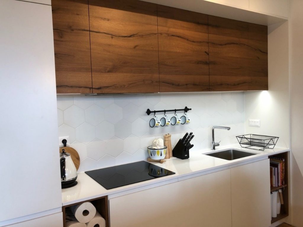 White wooden kitchen with hob, sink and quartz Technistone® 