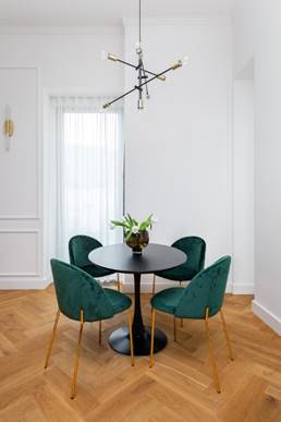 parquet in the living room, light and table with chairs