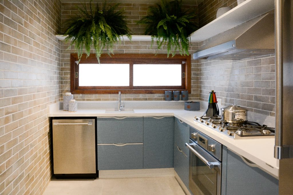 Smaller kitchen with countertop Noble Supreme White from Technistone